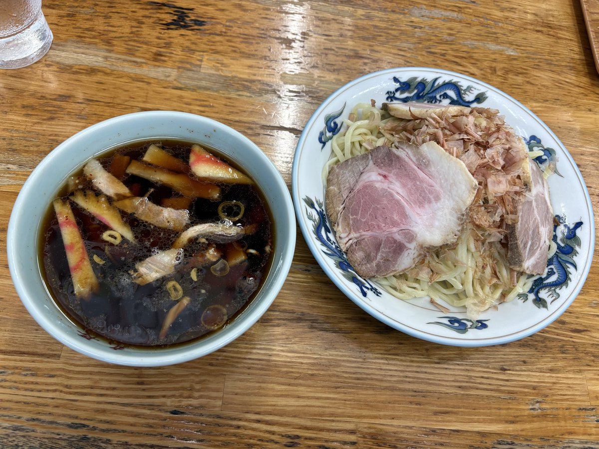 rocket5715k's tweet photo. 丸長（坂戸）
つけそば中盛チャーシュー＆花カツオ
食べ歩きの原点＆人生で初めて食べたつけそば🍜甘辛酸なつけタレとツルモチな自家製麺が美味いなぁ😋毎回麺を茹でるお湯を入れ替えてるのも先代から変わらず✨遠くなってなかなか行けないけど毎年必ず伺います🚗 https://t.co/XKFJPN3wyz