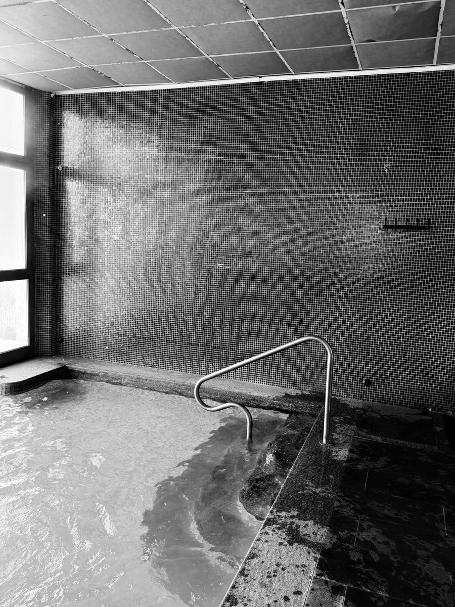 Alonein43672278's tweet image. #photography #blackandwhite #swimmingpool #steps #railing #wall #light