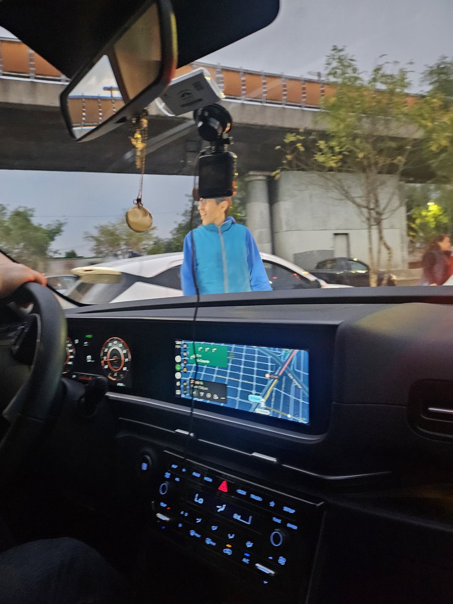 chasucu's tweet photo. @C5_CDMX de nuevo ? Quitenlos por favor !!!! Están justo antes de la salida al desnivel de metro Oceanía dirección cd azteca! https://t.co/9J8t8Z7dsk