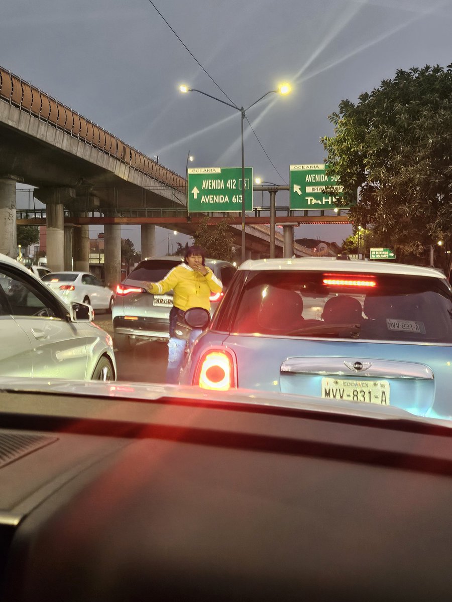 chasucu's tweet photo. @C5_CDMX de nuevo ? Quitenlos por favor !!!! Están justo antes de la salida al desnivel de metro Oceanía dirección cd azteca! https://t.co/9J8t8Z7dsk