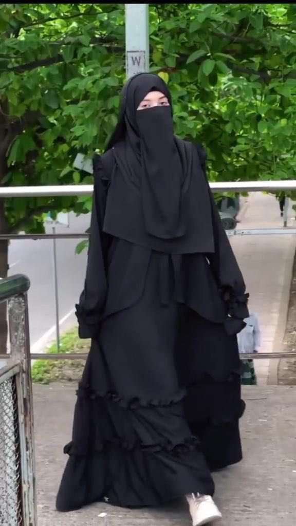 khanaaliyah786's tweet image. हाँ जानती हूँ गर्मी है
हाँ जानती हूँ मुश्किल होती है
पर यही सही वक्त है हिजाब/निक़ाब/बुर्खा पहन अपना ईमान दिखाने का

पर्दा क़ैद नहीं आज़ादी है
हो सकता है किसी को यह जिस्म की क़ैद लगे
पर जिस्म तो आज है कल नहीं
और पर्दा जिस्म के साथ साथ रूह को भी आज़ाद करती है
#Islam #Muslim #Hijab