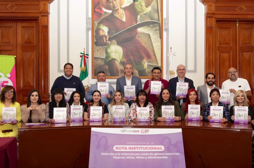 ZairaGlez6's tweet photo. 🪽 Hoy fortalecemos el camino hacia una ciudad donde vivir sin violencia no sea un ideal, sino una realidad.

A través del trabajo coordinado entre @DifPueCapital y @PueblaMujeres consolidamos la Ruta Institucional para la Atención de la Violencia por Razón de Género, brindando atención integral y oportuna a mujeres, niñas, niños y adolescentes..

Reconozco el compromiso de nuestro alcalde @pepechedrauimx y de #MariElise, presidenta honoraria del #DIF por su labor constante en favor de quienes más lo necesitan. 💜