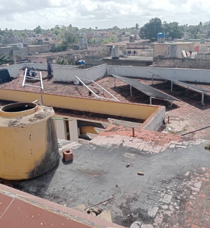 En marcha la instalación de paneles solares en el Laboratorio de Bacteriología de Cárdenas. 

Otra obra financiada con el 1% de la contribución para el desarrollo local y ejecutada por MIPYMES del territorio.

#CardenasXCuba 
#MatancerosEnVictoria