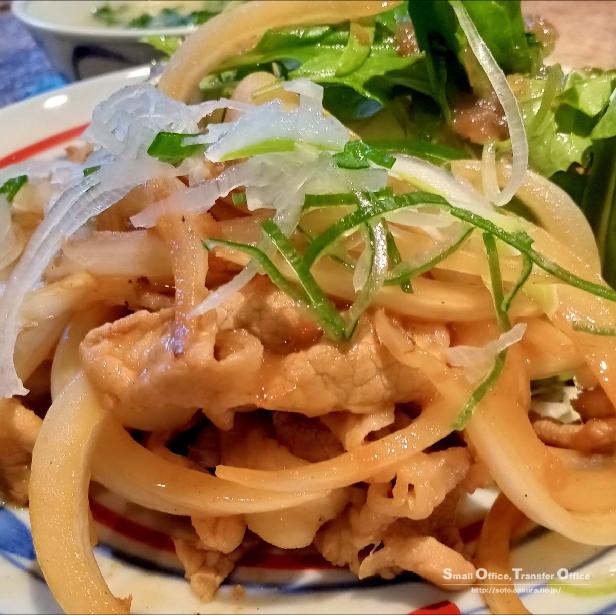 go_soto's tweet photo. 久しぶりに #キッチンはな さんでランチ🍽️
生姜焼き定食の副菜はタケノコづくし✨タケノコご飯サイコ～😋
ボリューム満点でお腹もココロも満たされました🍀

特製ドレッシングも買えてホクホク❤
何にでも合うのよね🫜🍗🐟️

ご馳走様でした😊

#熊本県菊池市 
#六軒街 
#ナチュラルワインが飲める店 https://t.co/EY06XFO5gZ
