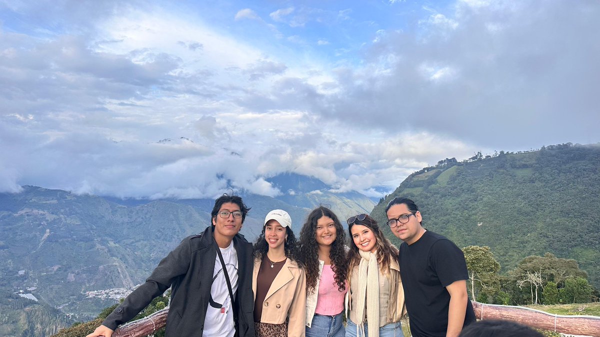 LemosNandy's tweet photo. Nuestro último viaje terminando la universidad 5/6👩🏻‍⚕️🧑🏻‍⚕️🩺
13-15 de Marzo 💗
Baños de Agua Santa 
Como disfrute estar con ustedes.
Me da nostalgia saber que cada uno tomará caminos diferentes, pero deseando de todo corazón que siempre cada uno logre su propósito✨ https://t.co/g3EGeu7ZOp