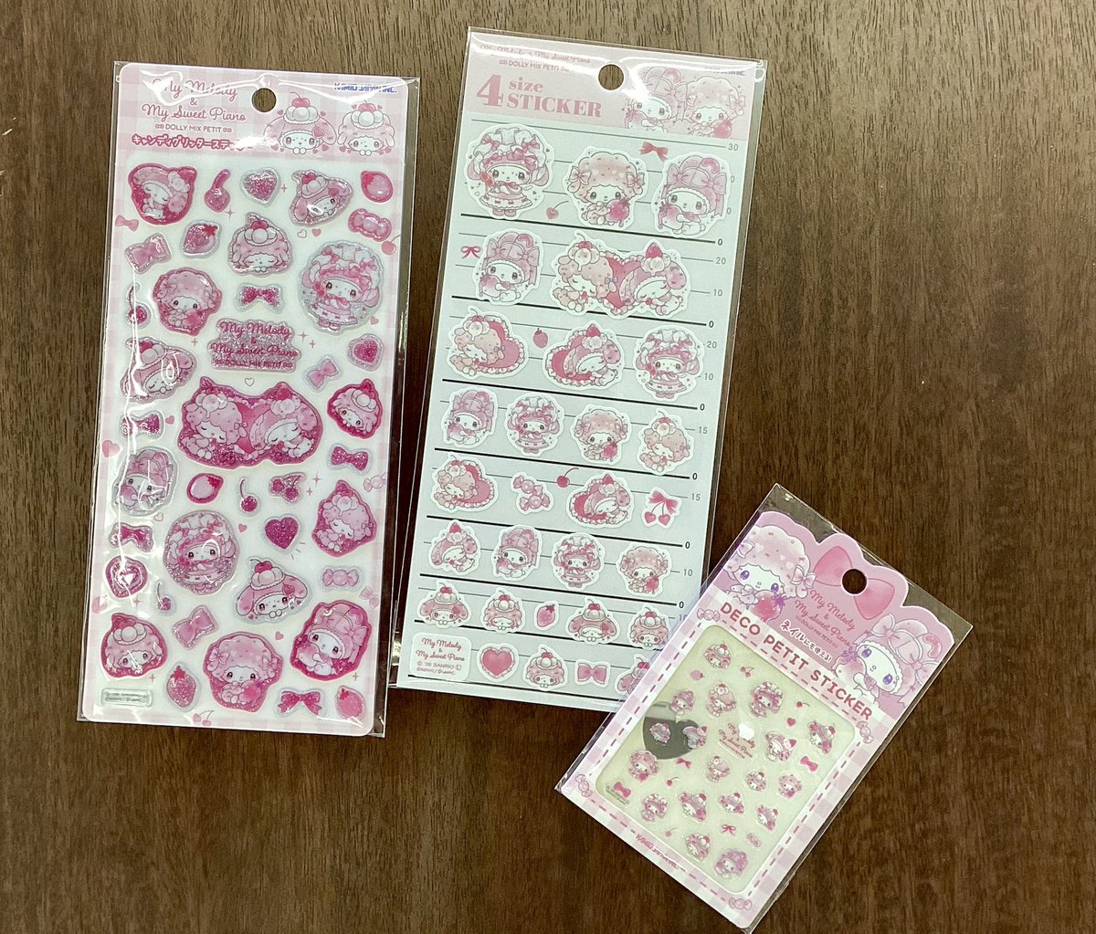 #カミオジャパン　さんから、マイメロ✖️マイスイートピアノのシールが入荷しました。
キラキラ可愛いキャンディグリッターと、4サイズ、ネイルにも使えるデコプチステッカーです。

#山口県　#光市　#虹の文具館