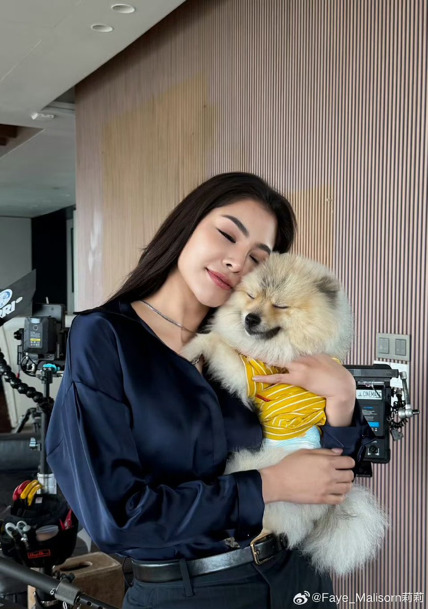 Fayemily_TH's tweet image. P’Faye Weibo update 
My baby boy working with mame ✌🏻🐷🐽 

น่ารักอ่ะอ้วมมมม ☺️💛🌻

☀️ weibo.com/u/7915617979

#FayePeraya
#ฝ้ายพีรญา