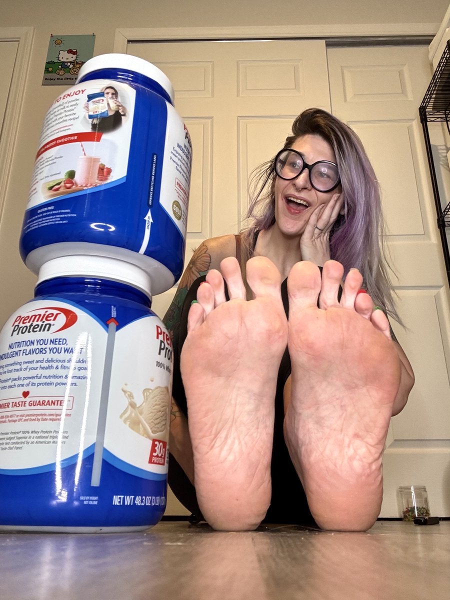 6’7 Peppermint Giantess tweet media