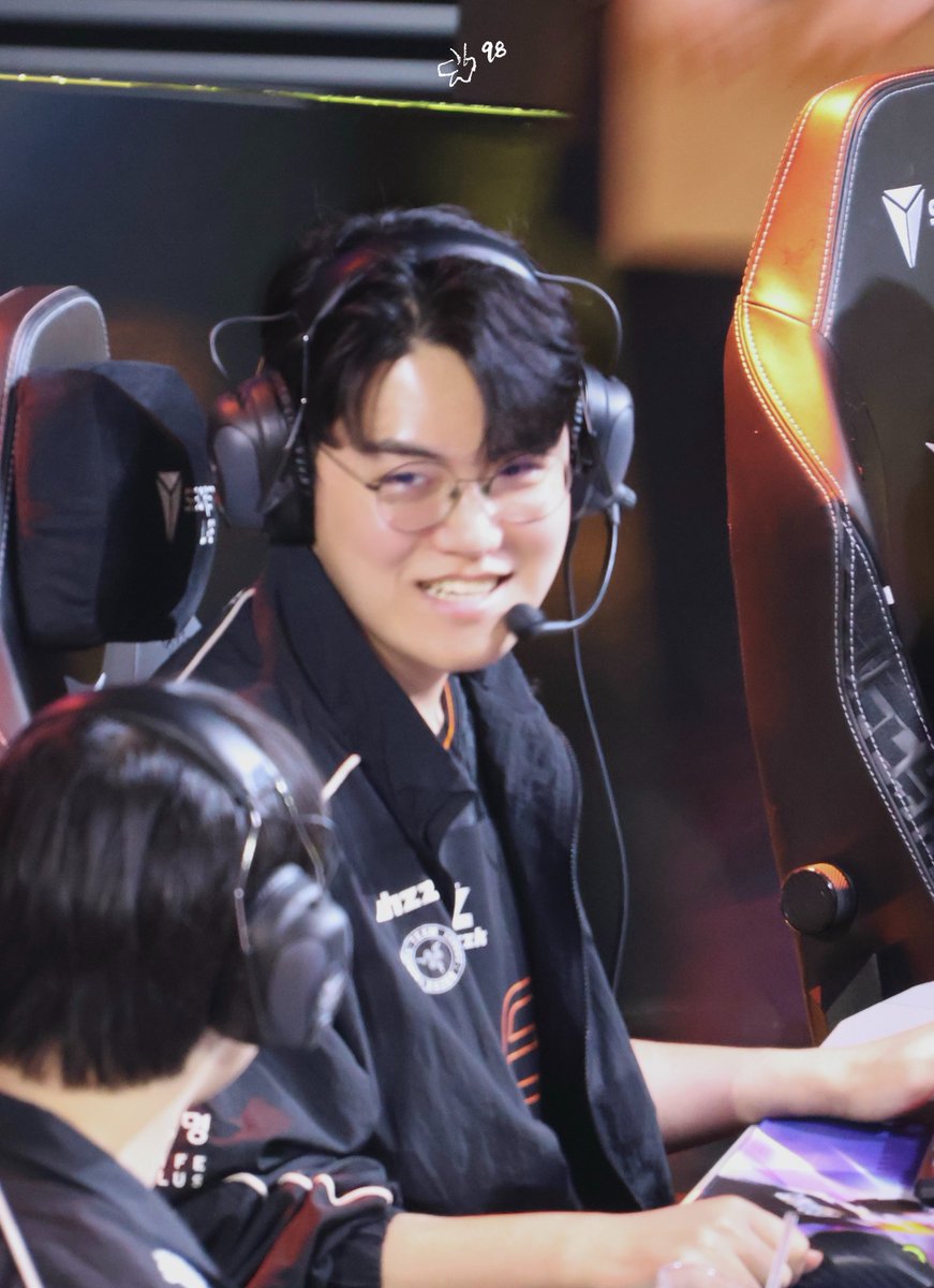 나비⁹⁸ tweet media