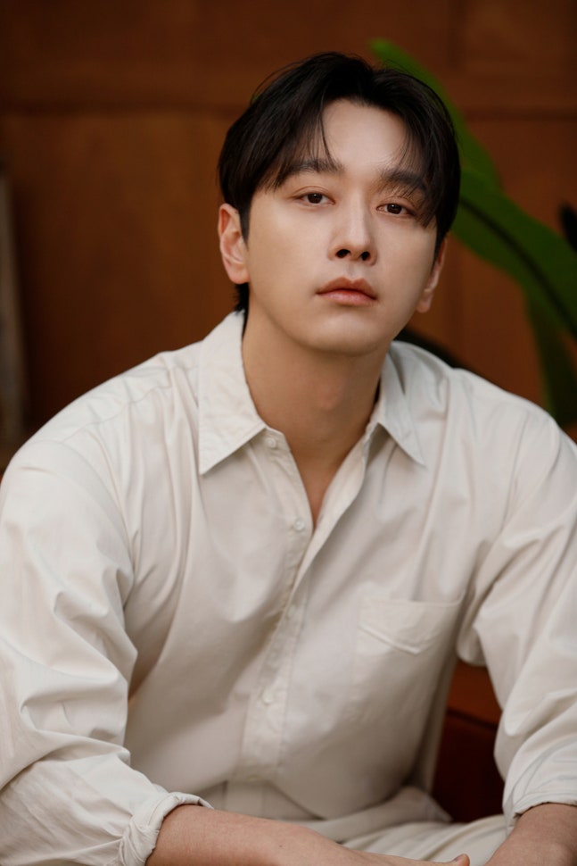 準備された者だけがチャンスを得る。 このシンプルで明快な命題は、長い年月に渡り多くの人々の証明によってその影響力を継承してきた。 俳優のファンチャンソンも同様だ。 どんな仕事が与えられても、手を抜かず毎回必死に走ってきたので #사냥개들2 というチャンスを掴んだ。 
#황찬성 #チャンソン