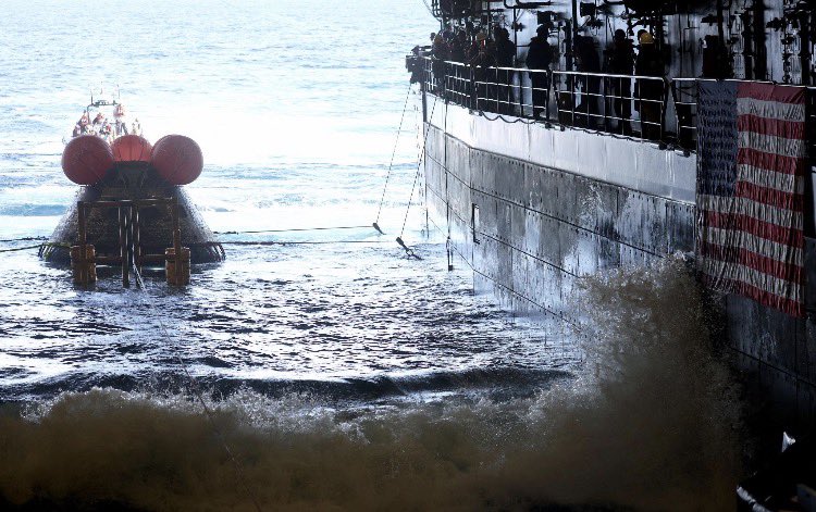 QueCosaNoticias's tweet image. 🚀Regresa Artemis II y así fue su rescate
La cápsula Orion amerizó en el Pacífico.Buzos de la U.S. Navy aseguraron la nave y la tripulación fue evacuada 🚁 al USS John P. Murtha, donde la @NASA realizó la revisión médica.
🌊Maniobra clave en el regreso de astronautas.
#ArtemisII
