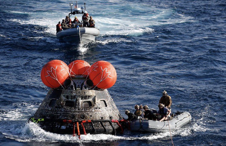 QueCosaNoticias's tweet image. 🚀Regresa Artemis II y así fue su rescate
La cápsula Orion amerizó en el Pacífico.Buzos de la U.S. Navy aseguraron la nave y la tripulación fue evacuada 🚁 al USS John P. Murtha, donde la @NASA realizó la revisión médica.
🌊Maniobra clave en el regreso de astronautas.
#ArtemisII