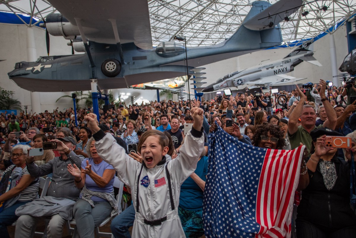 elsalvador's tweet image. #DePlaneta | Un niño vestido de astronauta mostró su emoción durante la transmisión en vivo del regreso de la tripulación del #ArtemisII a la #Tierra en el Museo del Aire y el Espacio de San Diego. En este lugar se organizó una fiesta para ver el amerizaje de la tripulación en el