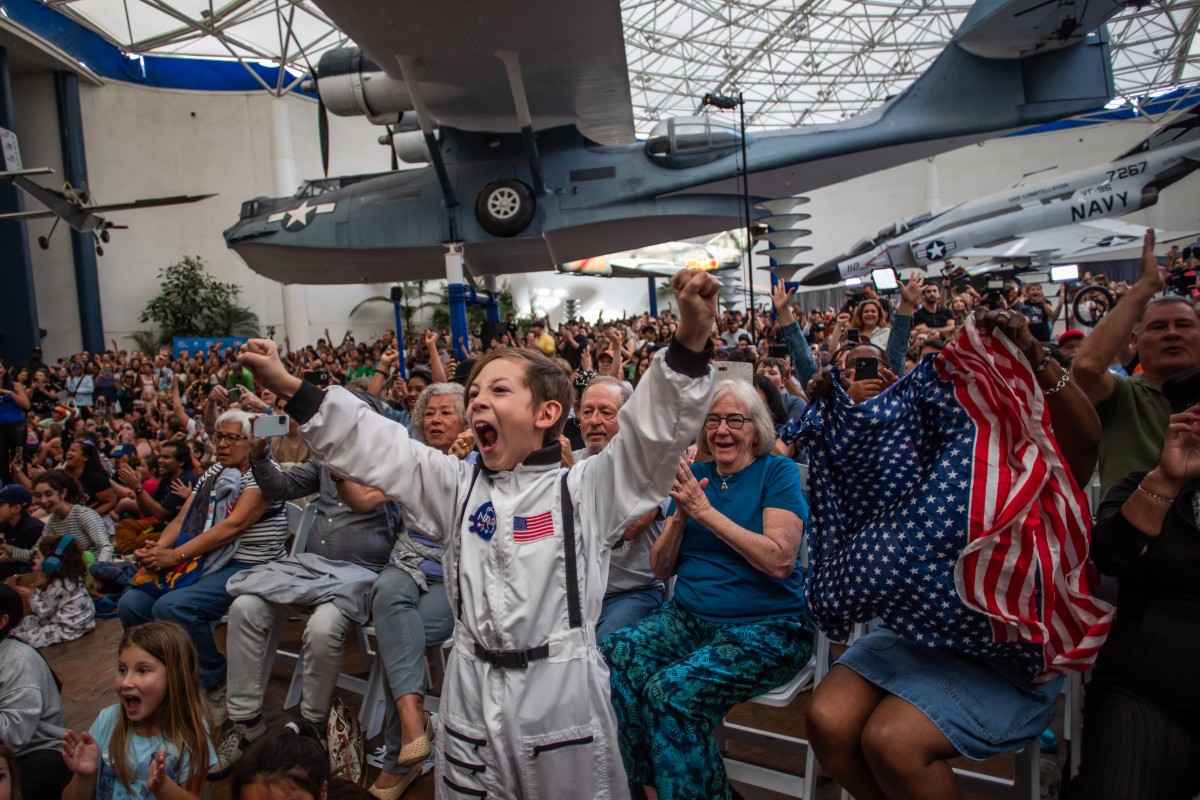 elsalvador's tweet image. #DePlaneta | Un niño vestido de astronauta mostró su emoción durante la transmisión en vivo del regreso de la tripulación del #ArtemisII a la #Tierra en el Museo del Aire y el Espacio de San Diego. En este lugar se organizó una fiesta para ver el amerizaje de la tripulación en el