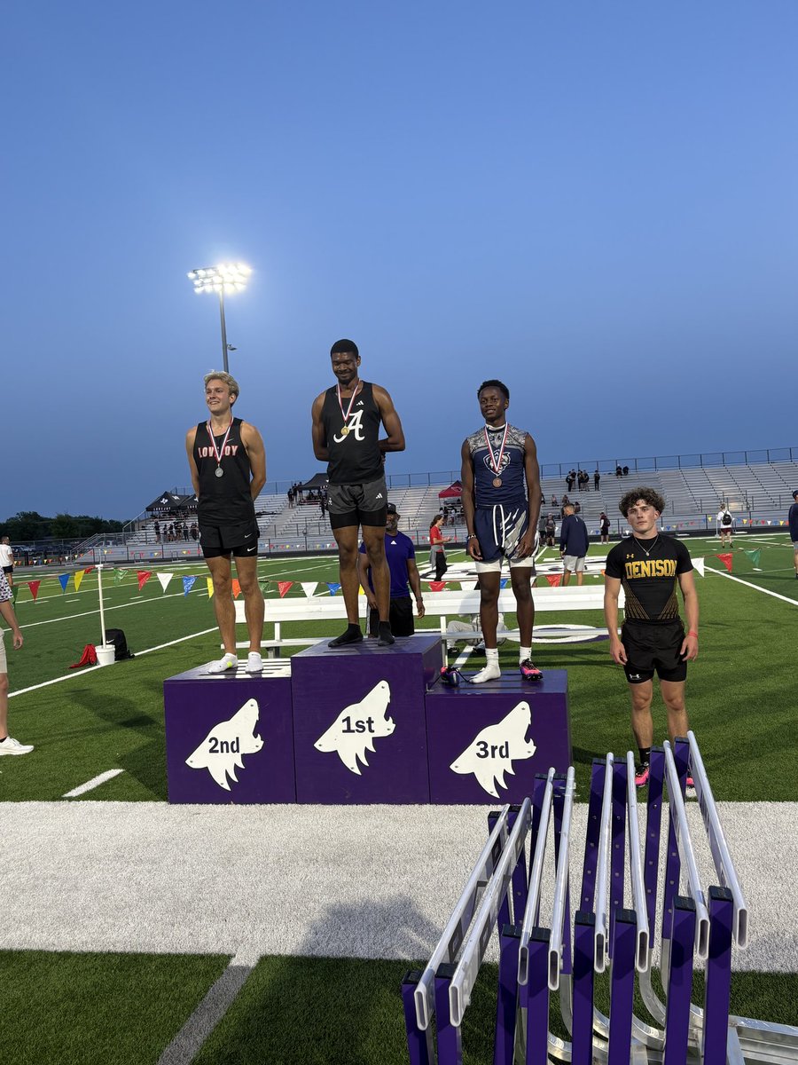 DenisonTrack's tweet photo. ANOTHER area qualifier for the Jackets by FRESHMAN @leytonowens8 in the VARSITY 400m dash…..Great Job young man!!! https://t.co/jrt5Ply2SM