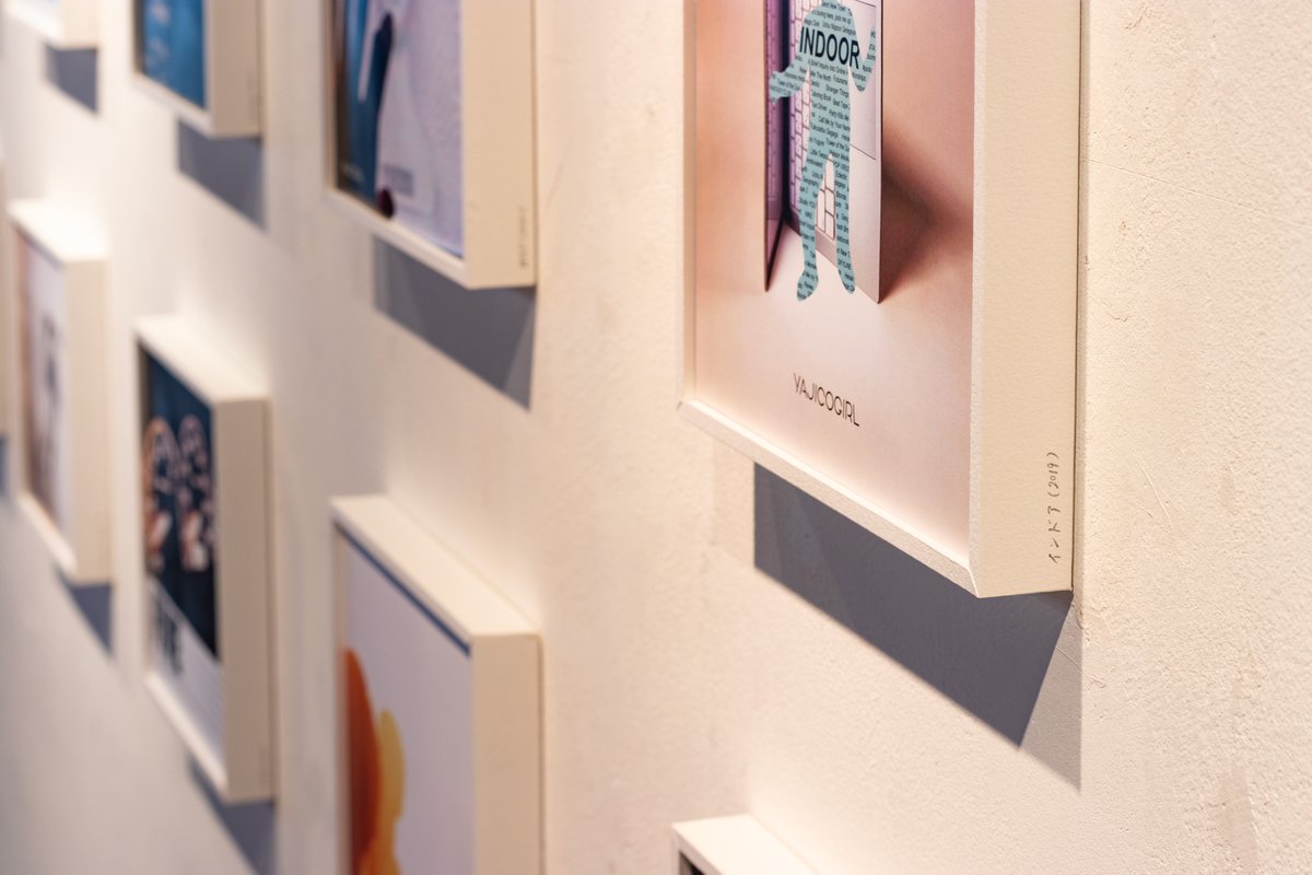 snfrtn's tweet photo. ヤジコ展 - RETROSPECTIVE - (2)

最初の壁にはこれまでのアートワークをずらっと並べてます。

ここに置いてるCDなども中身見てもらって大丈夫です！ https://t.co/ysKoJl2t9y