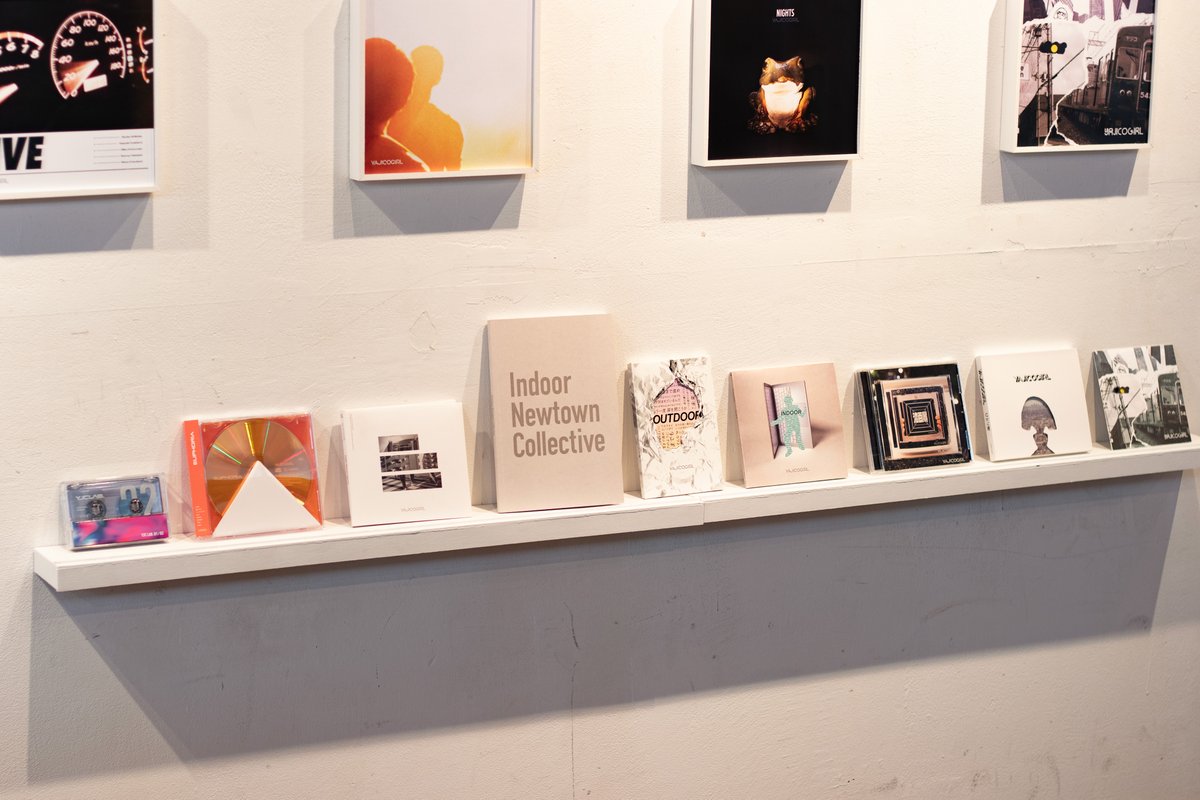 snfrtn's tweet photo. ヤジコ展 - RETROSPECTIVE - (2)

最初の壁にはこれまでのアートワークをずらっと並べてます。

ここに置いてるCDなども中身見てもらって大丈夫です！ https://t.co/ysKoJl2t9y