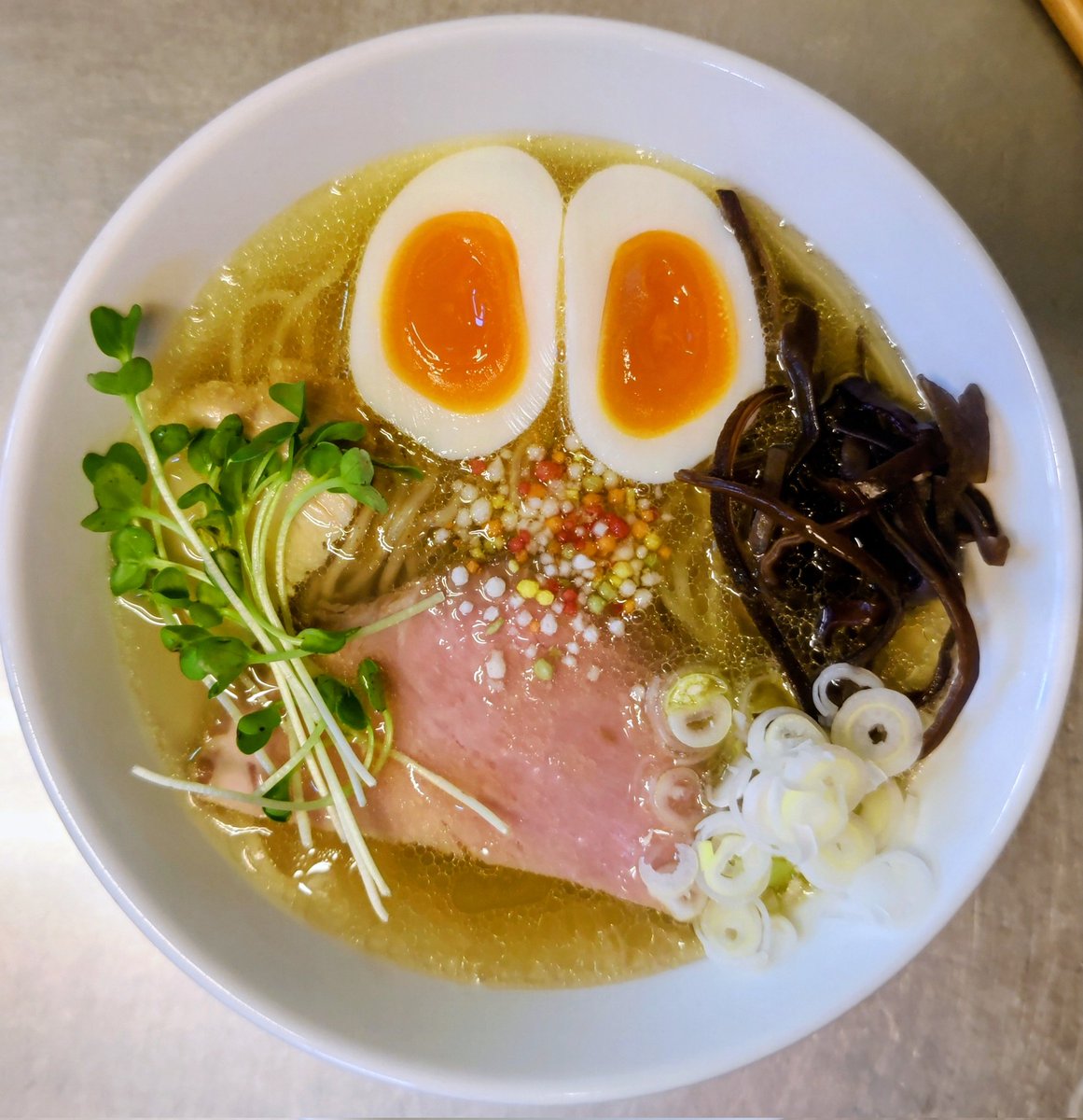 ホットエアーの吉田です
2026年4月11日　土曜日

週末も並びは無いので入店はスムーズ＆
最速で1時間50杯なのでお待たせしません

無料P20台　
定休日は火曜日
臨時休業あり、告知はX
営業11時15分〜14時Lo

メニューにも書いてありますが、味の調整をやっています

写真は塩ラーメン