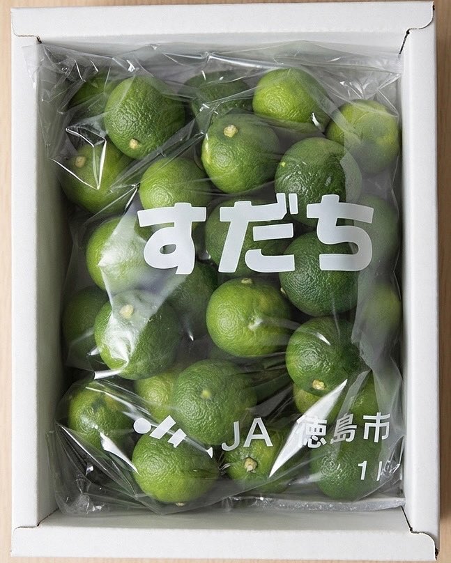 🗣️\ひと絞りで、身体の中から綺麗に✨🟢/

ビタミンCやクエン酸がたっぷり含まれる「酢橘（すだち）」。
徳島県産のすだちは、皮までいい香りだから普通に食べる以外にも、輪切りにしてデトックスウォーターにするのもおすすめっ🫶🏻💚