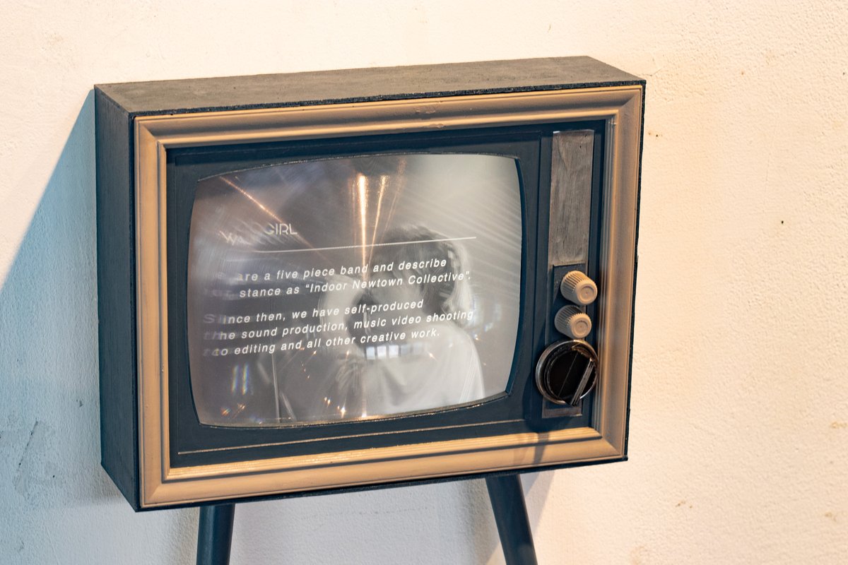 snfrtn's tweet photo. ヤジコ展 - RETROSPECTIVE - (1)

入り口では壁面めり込みレトロテレビがお出迎え
過去のライブ映像と共に展示の説明、バンドの紹介をしています。

ここに置いてある歌詞集 / デザイン集はぜひ手にとってご覧ください https://t.co/hmrRgvrNy9