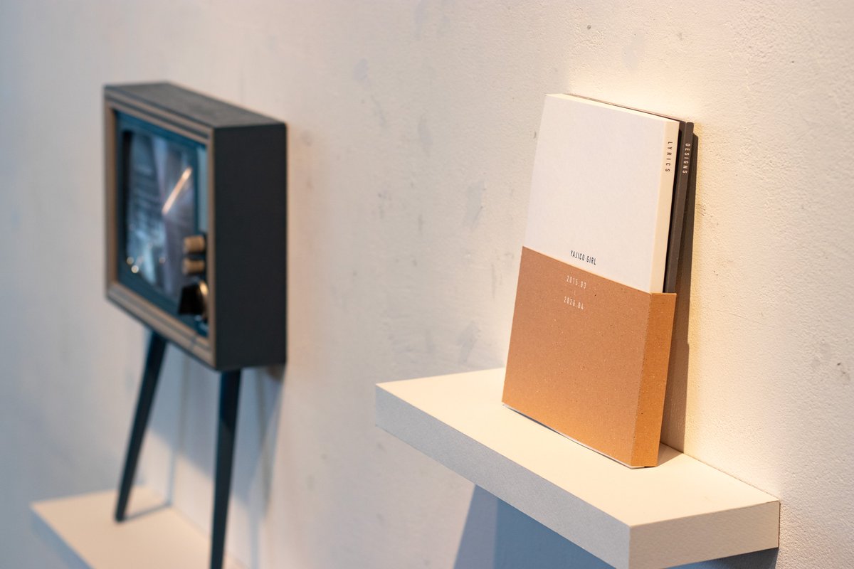 snfrtn's tweet photo. ヤジコ展 - RETROSPECTIVE - (1)

入り口では壁面めり込みレトロテレビがお出迎え
過去のライブ映像と共に展示の説明、バンドの紹介をしています。

ここに置いてある歌詞集 / デザイン集はぜひ手にとってご覧ください https://t.co/hmrRgvrNy9