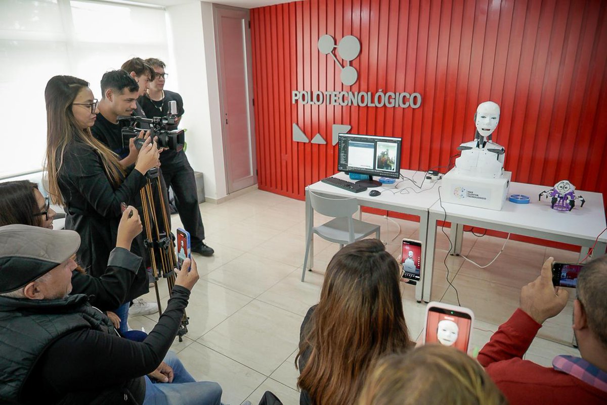 hugo_vera_'s tweet photo. En el Dia de la Ciencia y la Tecnología, en @PoloTecLR mostramos cómo se transforma en oportunidades reales.

Recibimos a representantes de diferentes medios junto a Sec Comunicación @mluz_sc para visibilizar formación, talento local y desarrollo tecnológico.

#ConstruyendoFuturo https://t.co/R2EVRCGDNH