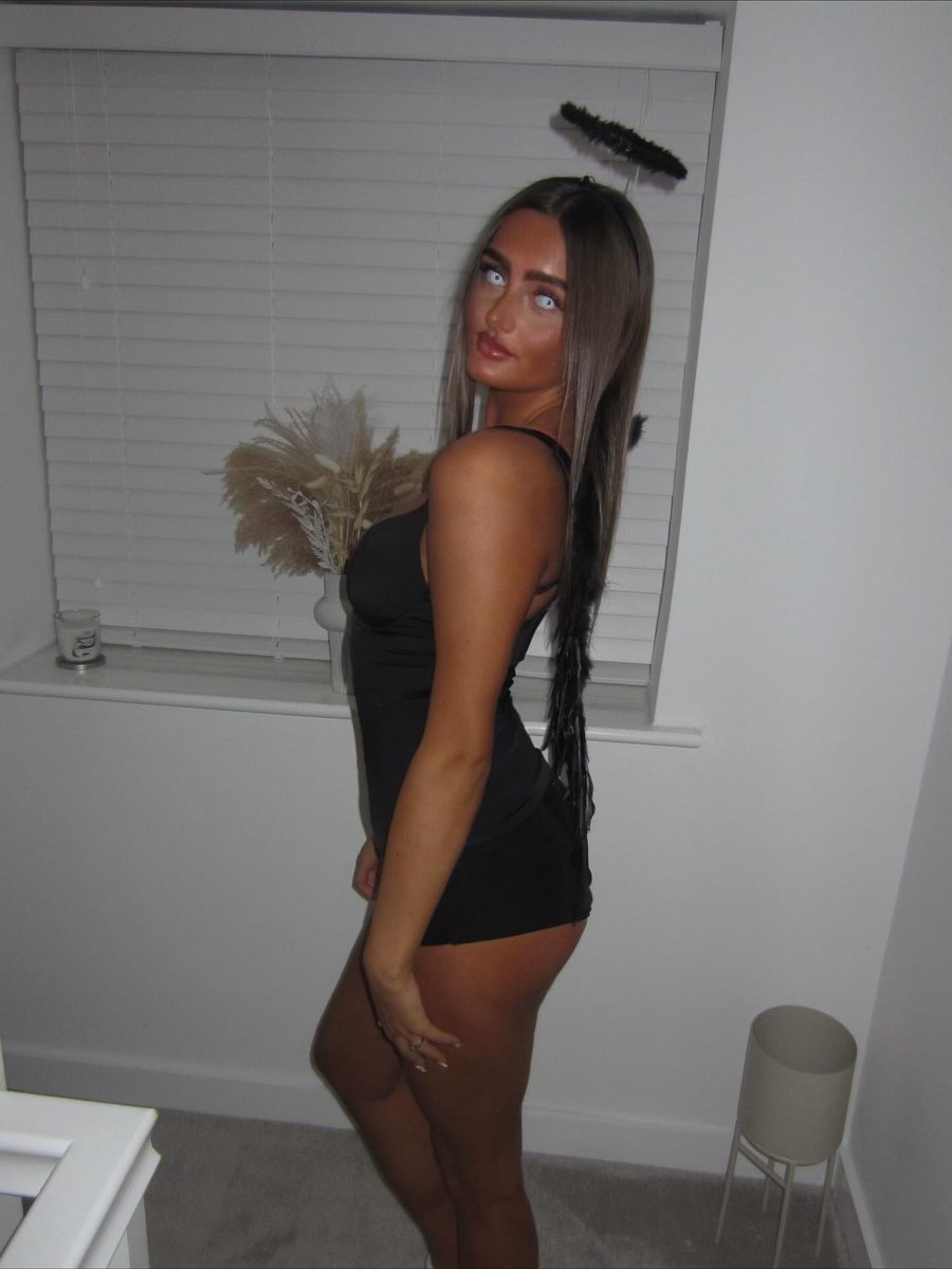 socialstunnerzz's tweet image. Brunette Barbie 
#Brunette #Cute #Pretty #Legs #Stunner