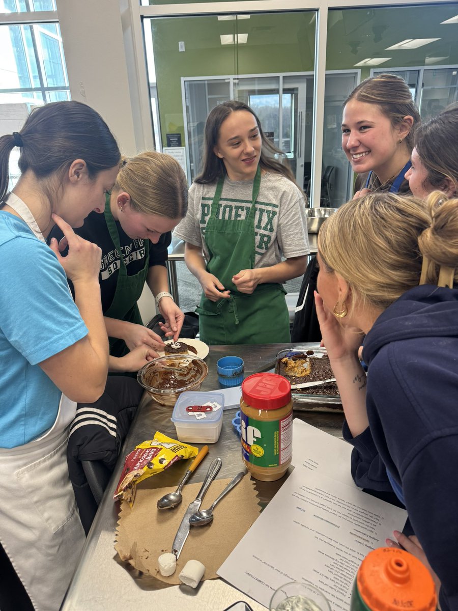 gbphoenixwsoc's tweet image. CHEFIN IT UP💚👩🏻‍🍳

Your lady footy ballas competed in a “sports performance bar” competition tonight! All groups did a fabulous job whisking up their creations🍫 

#sportsfood #footy #risetogether #chefin