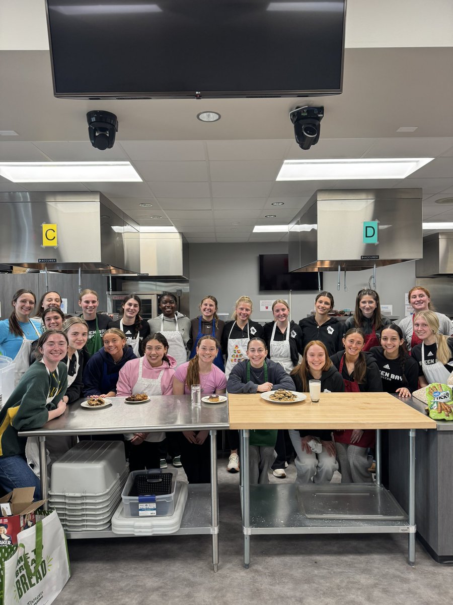 gbphoenixwsoc's tweet image. CHEFIN IT UP💚👩🏻‍🍳

Your lady footy ballas competed in a “sports performance bar” competition tonight! All groups did a fabulous job whisking up their creations🍫 

#sportsfood #footy #risetogether #chefin