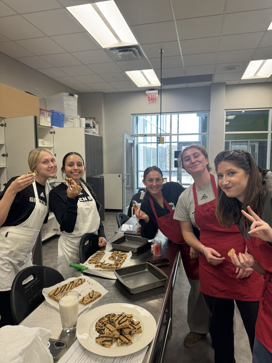 gbphoenixwsoc's tweet image. CHEFIN IT UP💚👩🏻‍🍳

Your lady footy ballas competed in a “sports performance bar” competition tonight! All groups did a fabulous job whisking up their creations🍫 

#sportsfood #footy #risetogether #chefin