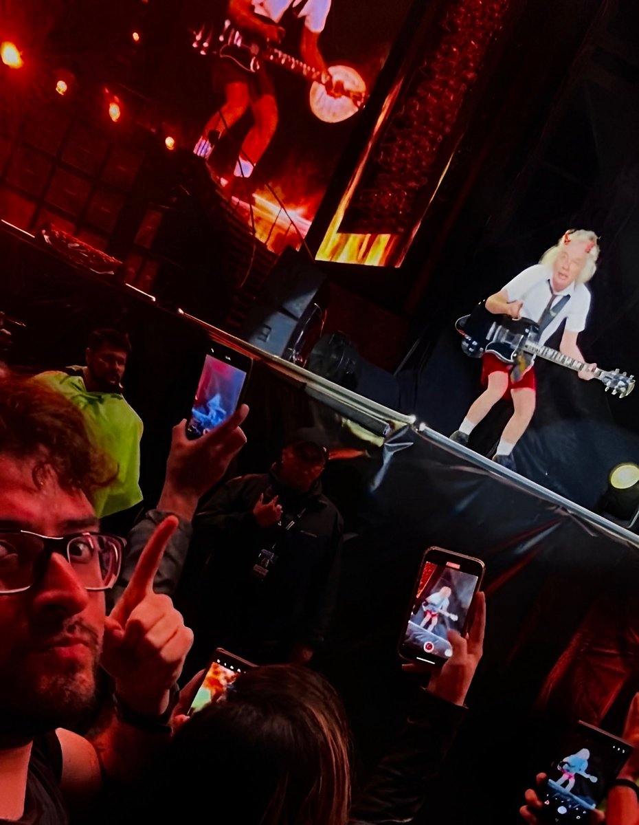 LinkAlexD's tweet photo. #ACDC #PowerUpTour ❤️‍🩹 https://t.co/WtBknDqCuB