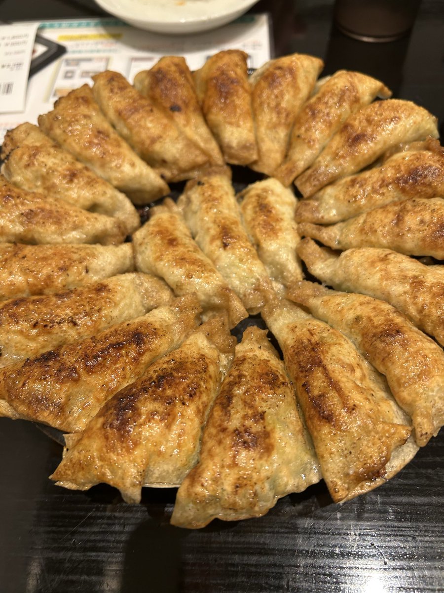 Fontaineschon's tweet photo. 以前食べ損ねた🥟は🏨から歩いて1分もしない福島駅東口の【照井】へ🚶

17時開店のに行こうと思い余裕かまして少し🏨でゆっくりし、開店25分前に行ったら既に沢山の客😱

3巡目でやっと入店出来、名物の円盤🥟と🦑人参を食べることが出来ました🙂‍↕️💪 https://t.co/LVcXzQZhSM