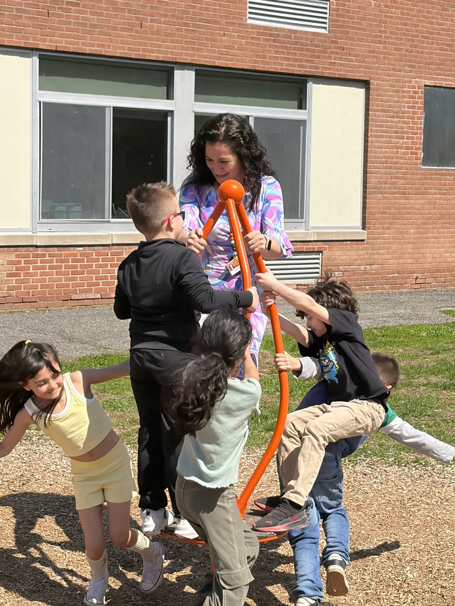 GoMESDukes's tweet photo. Celebrating our Class of the Month! 🎉The best part of being a principal is spending time with our amazing students and staff, moments like these mean everything. 
#ProudPrincipal #SchoolCommunity @marlborosd @MsAmodeoAP https://t.co/fj07MNEinB