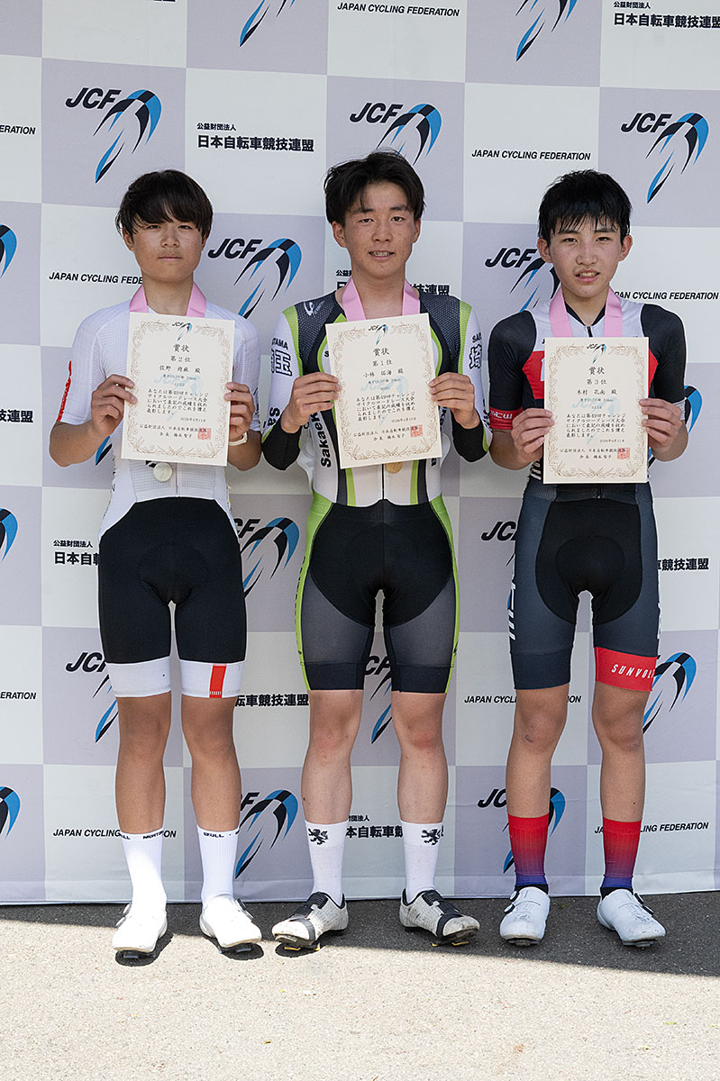 JCF_event's tweet photo. チャレンジサイクルロードレース
男子U17＜表彰式＞
1位　小林　拓海　埼玉　栄北高校
2位　佐野　将麻　愛知　TEAM SPORTSKID ZYYX
3位　木村　孔南　三重　MKW
#49回チャレンジサイクルロードレース #日本自転車競技連盟 #伊豆 https://t.co/KLsuAjrbSj
