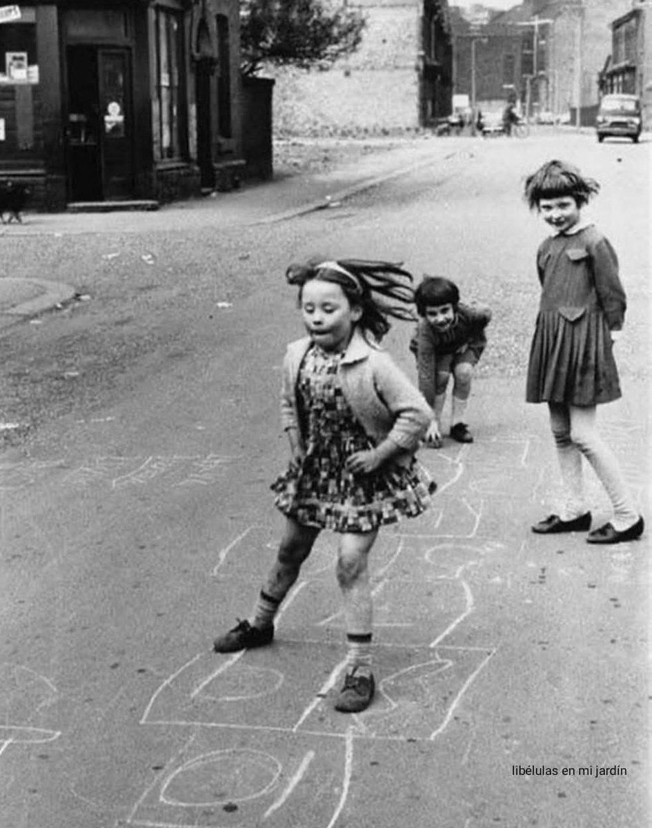 Saltar es una forma de elevarse, y jugar a la rayuela, la excusa perfecta de los niños para sentir que podían flotar en el aire o dar un salto en el tiempo hasta el mundo de los sueños.
Era el umbral trazado con tiza que les recordaba que podían volar sin alas.
🌙
JS
#CuentiNoche