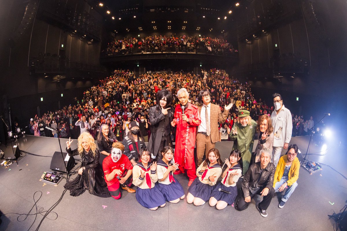 一晩明け集合写真が送られて来たー！
えんそく生誕20年を祝った会場でオーケン生誕60年を祝わせてもらえたのも運命的で、本当に一生の思い出だぁ！

「ステージまでどうやって行くの？」と天馬さんに聞かれても「ボクもわからない！」としか答えられなかったけどね！(笑)
EXシアター迷宮過ぎるんだよ！