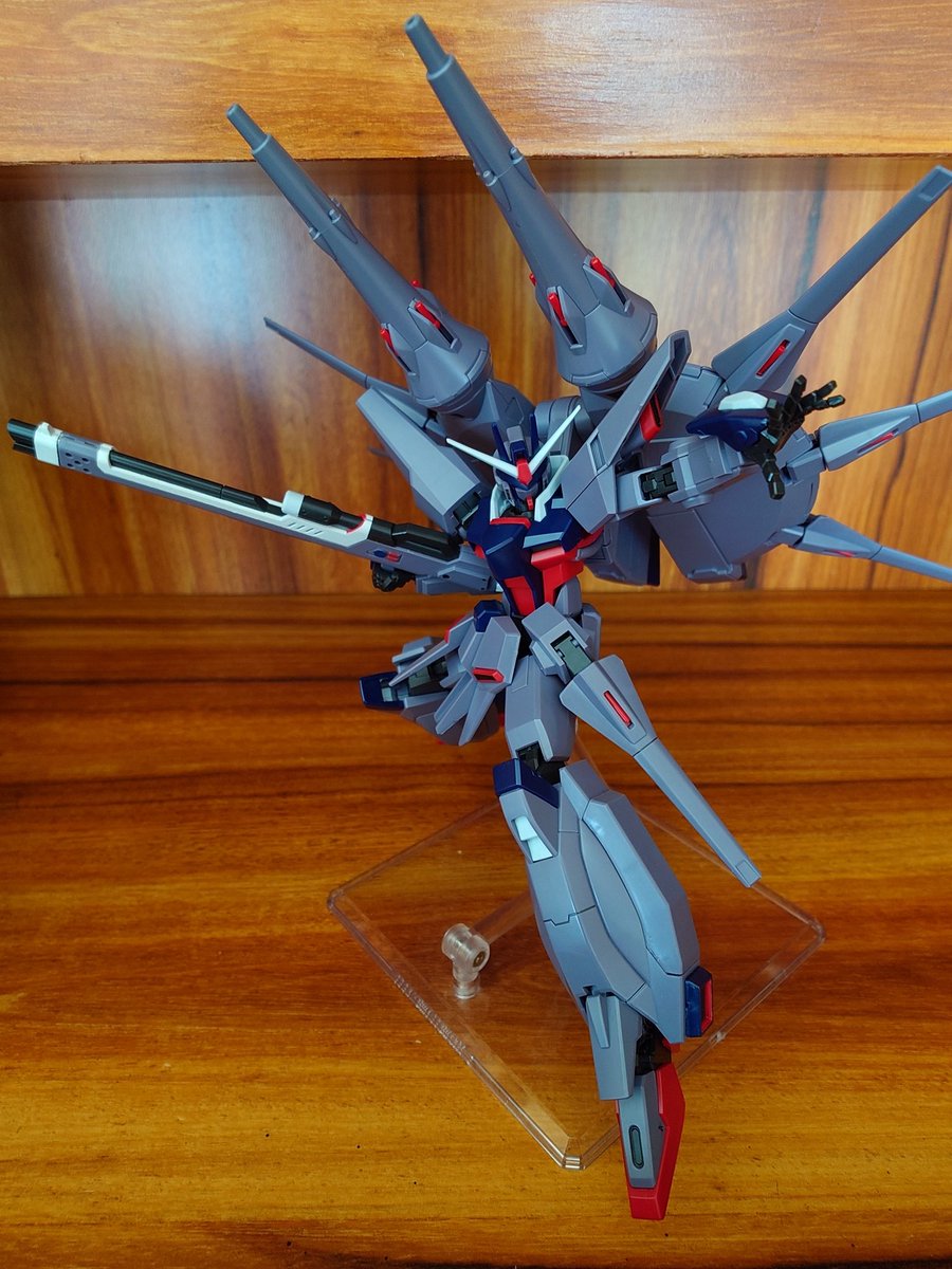 boss_025's tweet photo. HGレジェンドガンダム、簡単仕上げで完成♪
色の足りない箇所を部分塗装し、ビームライフルのシールは塗装してみた！
カッコいいキットっすね！ https://t.co/zJAZeX9U8h