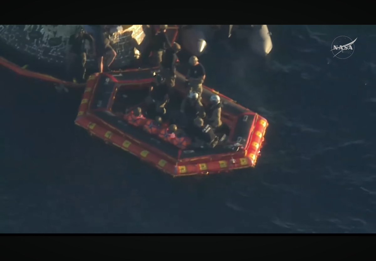 All 4 astronauts are out of Integrity bobbing about on the ocean raft waiting for Heli ride 

Now I’m off to bed at 2.36am 😵‍💫

#ArtemisII
#Integrity
#NASA