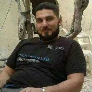 ابو محمد .. ما عرفته كتير لكن عرفته شهم وخلوق ومقدام .. ما بنسى ايام الحصار كنت احرس من بيته يلي عمله خط جبهة بالصفصافة وعطاني شماخ اصفر بليلة باردة وقت نوبتي بالحرس فقدته للاسف بالحصار .. تقبله الله من العليين والشهداء