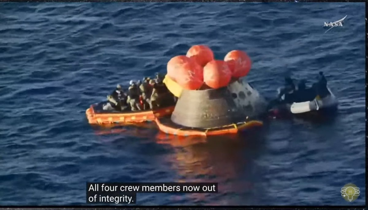 Il viaggio è terminato. Si chiude così, con questa immagine dei 4 membri dell'equipaggio fuori dell'unità di volo. Dalla capsula spaziale al gommone arancione passando attorno alla Luna.

#ArtemisII