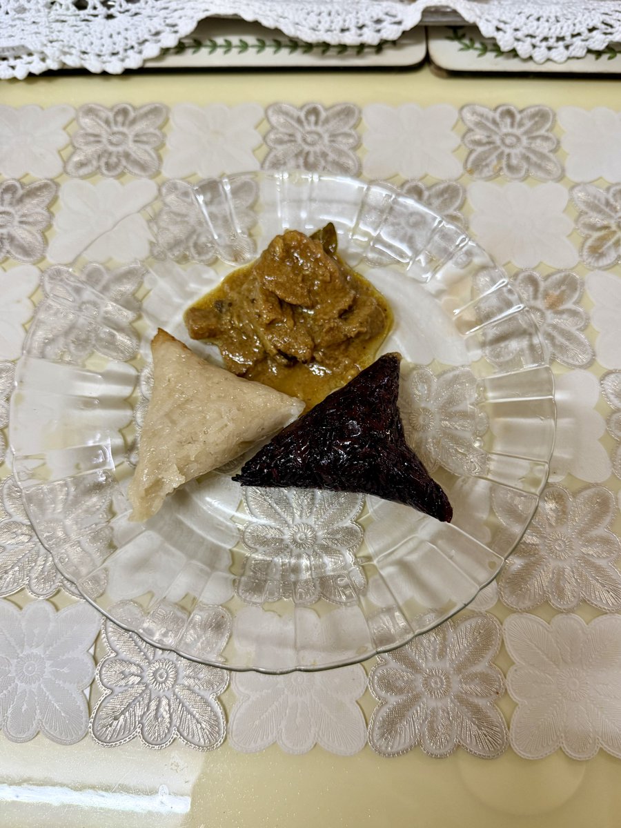 ijaicool's tweet photo. First time makan ketupat palas tapi warna hitam, memang tak sangka. Mungkin inilah yang dikatakan sebagai 

pulut twist https://t.co/DQQKOR45uu