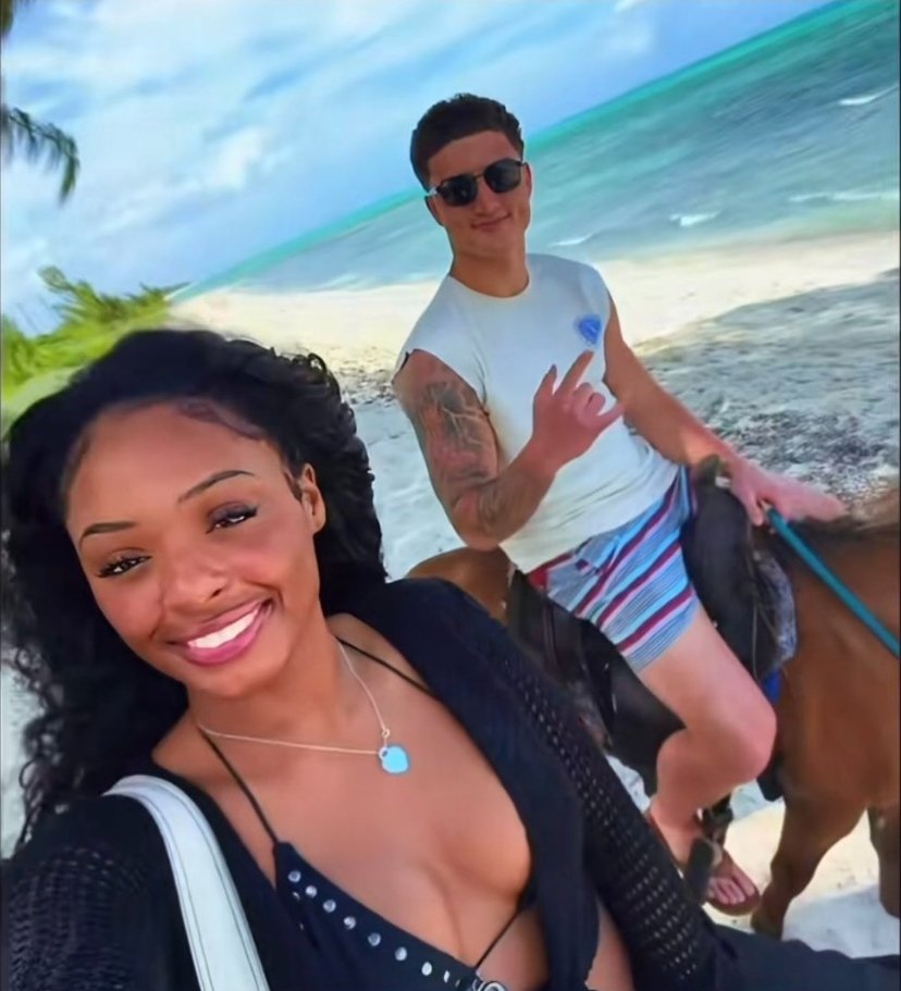 BearinVegas's tweet image. The guys on the internet calling  Colston Lovelands girlfriend "mid" 🤨 #DaBears