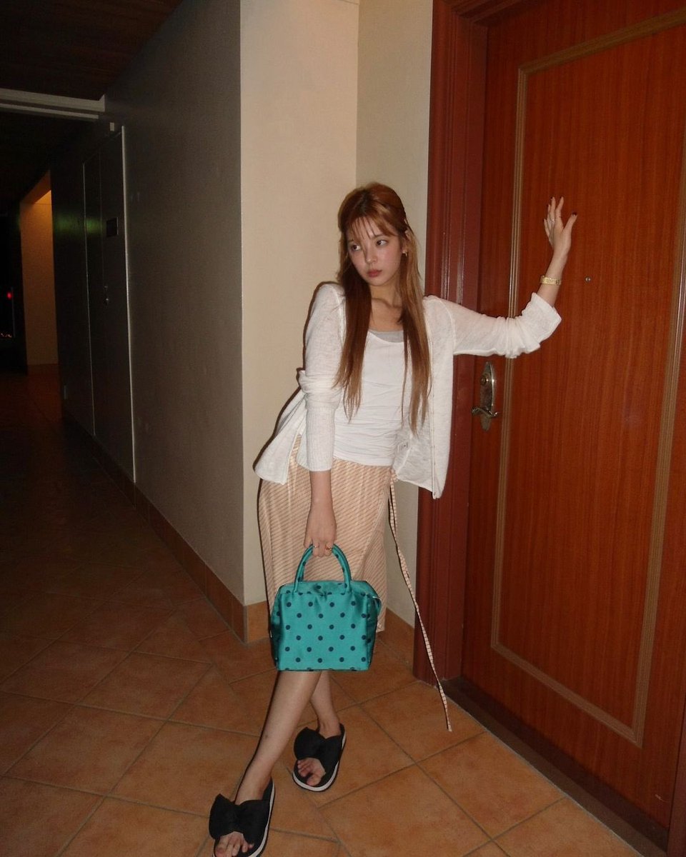 Jisuochoi's tweet photo. Effortlessly chic evening vibes with a touch of elegance and comfort. https://t.co/ZNlEGXhgCW