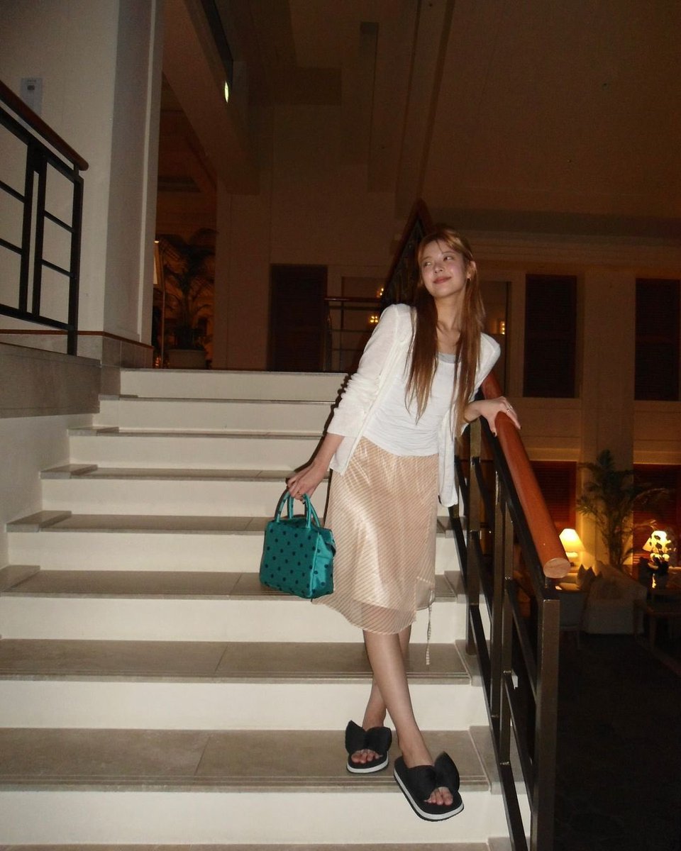 Jisuochoi's tweet photo. Effortlessly chic evening vibes with a touch of elegance and comfort. https://t.co/ZNlEGXhgCW