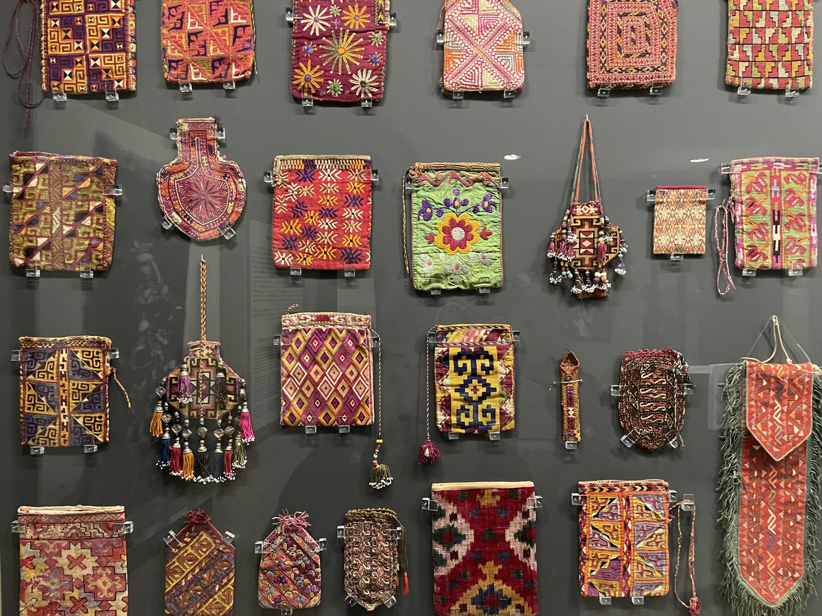 taktwi's tweet photo. 渋谷区立松濤美術館「中央アジアの手仕事―華麗なる刺繍とジュエリー」

ウズベキスタンやカザフスタン、トルクメニスタンなど中央アジア各地の手仕事を紹介。精緻な刺繍や銀装身具に宿る美と祈り、遊牧文化の記憶が感じられます。布と金属に刻まれた暮らしに触れられる貴重な機会です。（一部撮影可） https://t.co/YKdgNxUITt