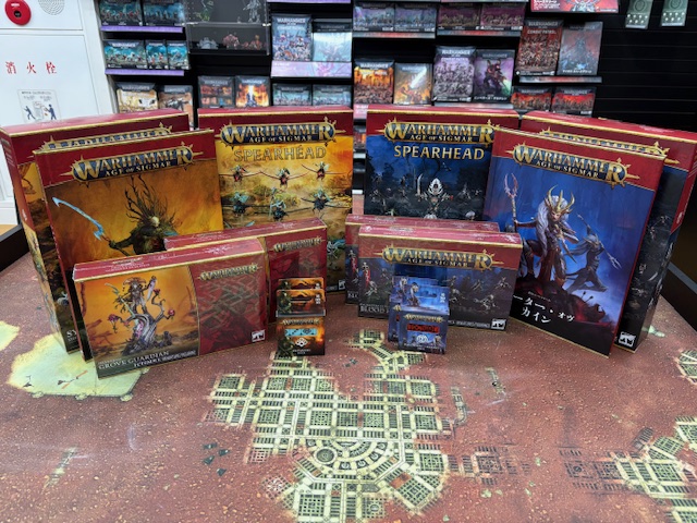 WarhammerSendai's tweet image. 今日、ウォーハンマー仙台にて、2冊のバトル・トームが発売されます。

ドーターオヴ・カイン、神のために殺す戦士たち。
シルヴァネス、巨大な昆虫に乗っている木の魂たち。

バトルトーム、新しいスピアヘッド、ミニチュアを今すぐ店頭で手に入れよう！

#ウォーハンマー #仙台 #AoS #シタデルカラー