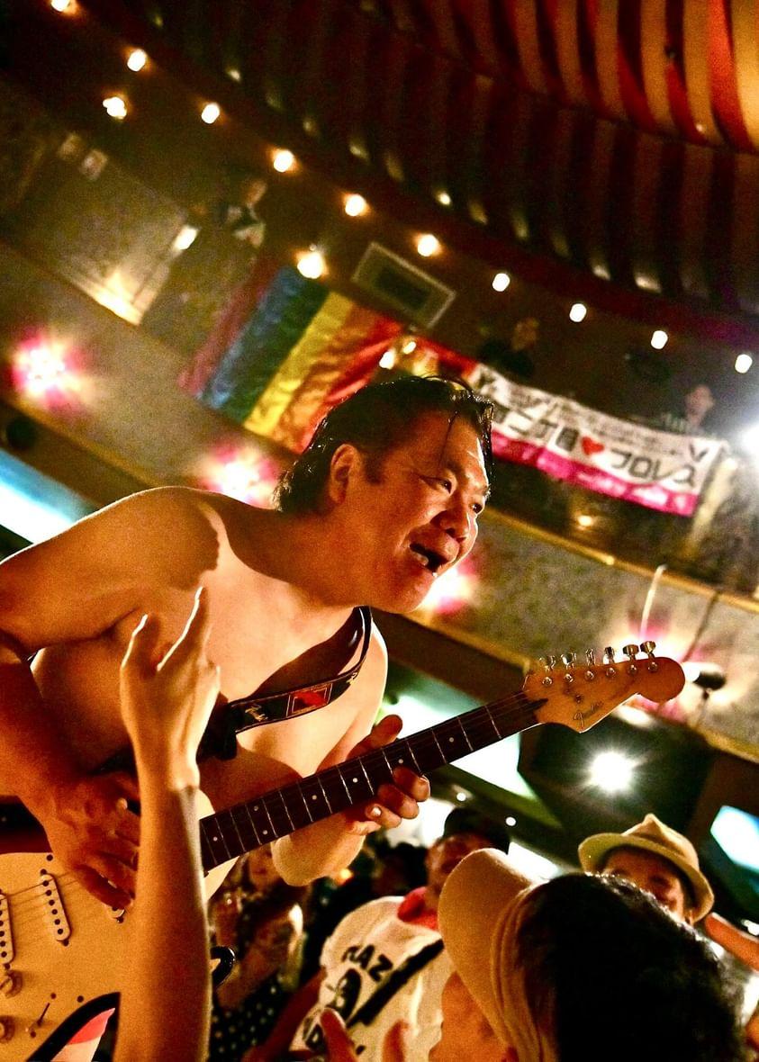 ライブハウスにダメ出しされた事ないな。まぁ聞かないけど(笑)ブルースやってた時は結構説教されたけど聞かなかった。若い人よ。説教する奴の言う事なんか聞かなくて良いよ。SNSで論評してる奴が作った作品聴いてみ？軒並みつまんねーから(笑)あんた達の方がおもろい物作れるからさ！説教は聞くなよ(笑