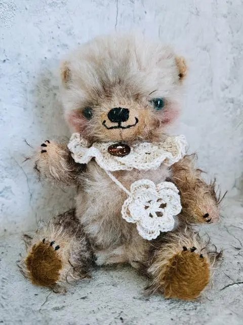 narupiyop's tweet photo. Ｒ８💛短足くまごろう🧸④ #minne 
https://t.co/gsYFISIHNs

新作🩷春の装い🌼
レース糸で編んだ手編みのつけ襟、花のモチーフ🌼
#minne にてクーポン券でてます❗
#テディベア #くまごろう #くまぬいぐるみ https://t.co/VJ3C6mC3XZ