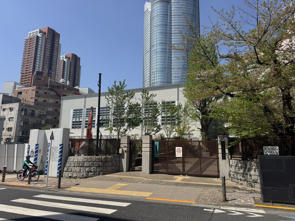 六本木中学校
俺の想像では、体育館に巨大なミラーボール、スピーカーはラインアレイw