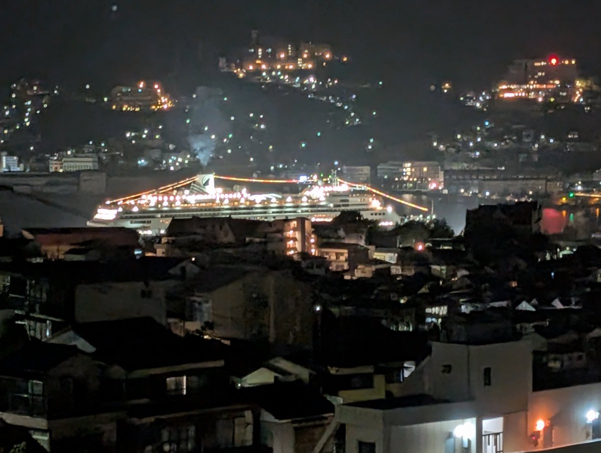 昨日の帰宅時。
停泊している客船がきらびやかでなんとなくウキウキしながら帰路についた。